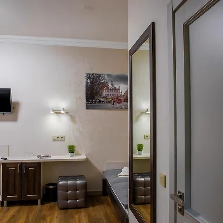Mini Hotel Barvy Lvova On Hnatyuka St. Екстер'єр фото