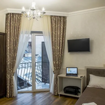 Mini Hotel Barvy Lvova On Hnatyuka St. Екстер'єр фото